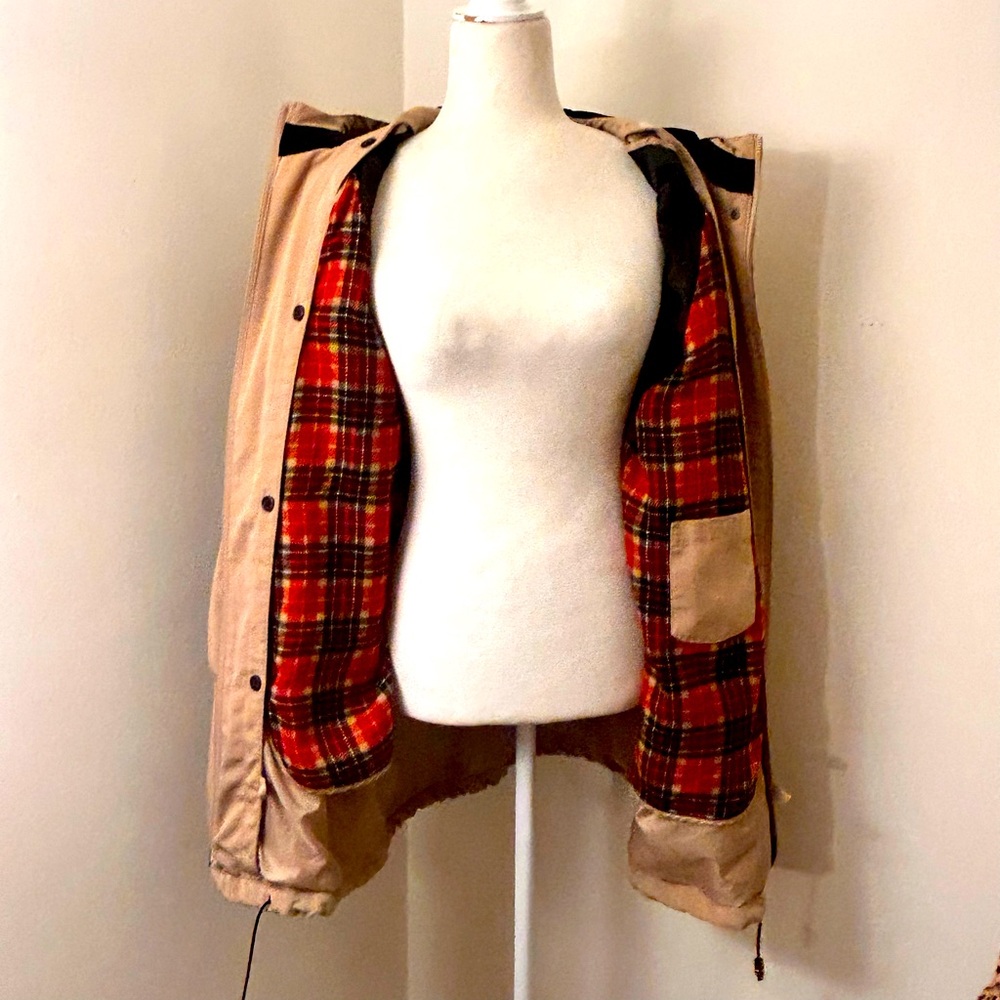 Hunter beige coat with red plaid detachable lining